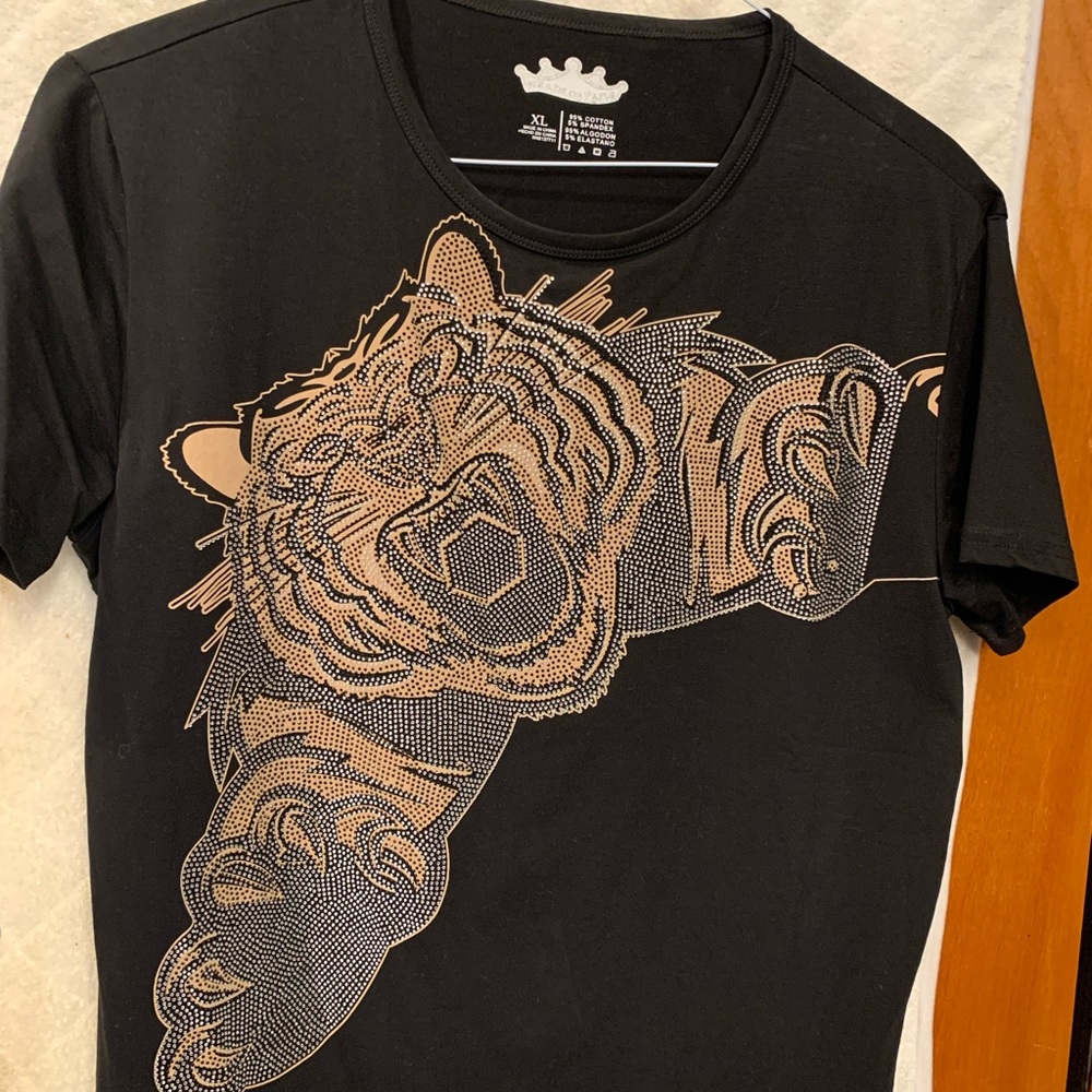 NWOT Heads of tails embellished men’s T-shirt
